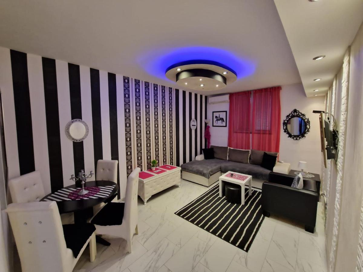 Black & White Belgrade Exterior photo