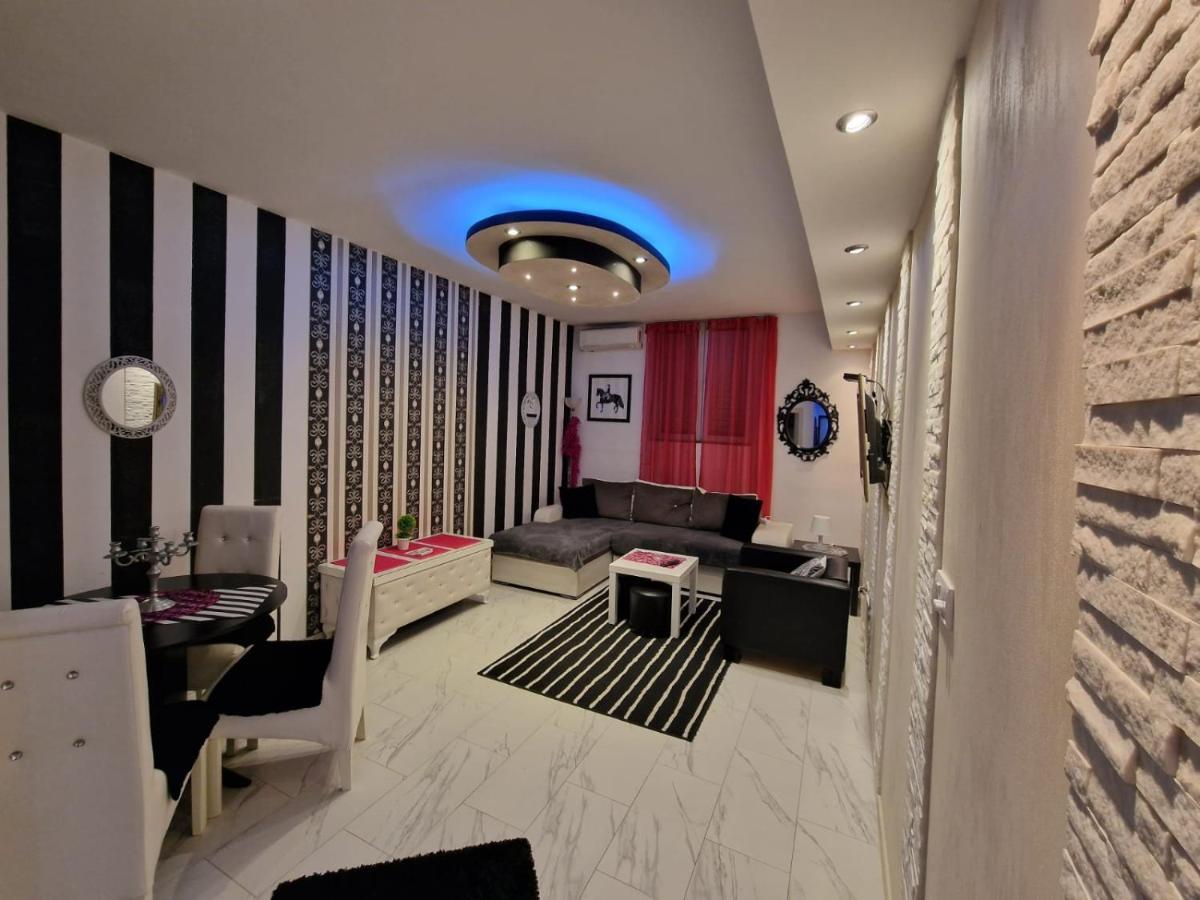 Black & White Belgrade Exterior photo